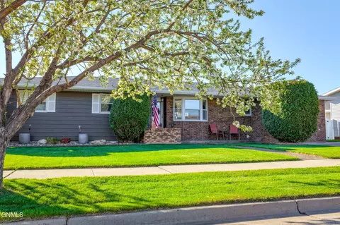 1816 Crest St, Williston, ND 58801
