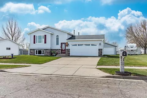 3611 43rd St NW, Mandan, ND 58554
