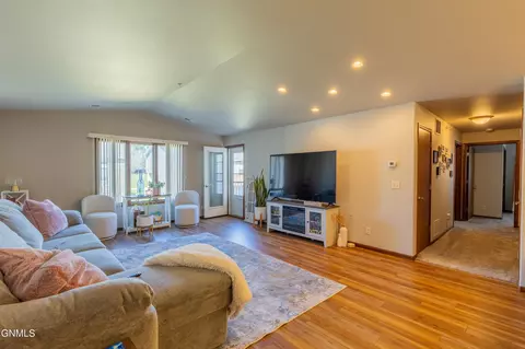 1770 E Calgary Ave, Bismarck, ND 58503