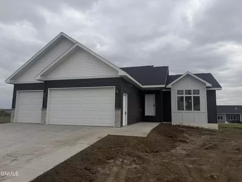 5315 Hendrickson Dr, Bismarck, ND 58504