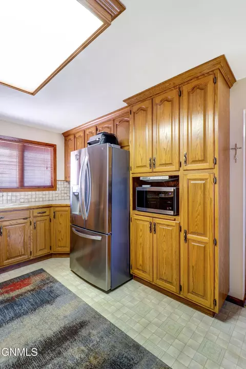 Kitchen - 906 16th Ave W, Williston, ND 58801 photo 5 of 5