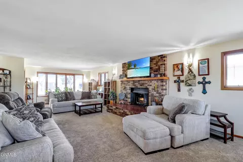 Living - 906 16th Ave W, Williston, ND 58801 photo 4 of 5