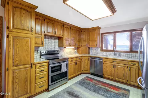 Kitchen - 906 16th Ave W, Williston, ND 58801 photo 2 of 5