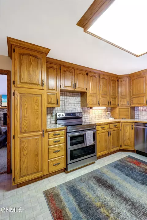 Kitchen - 906 16th Ave W, Williston, ND 58801 photo 3 of 5