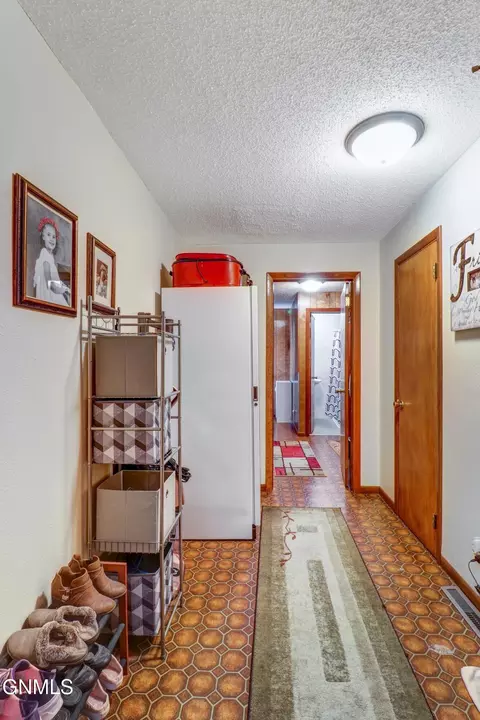 Entry Way - 906 16th Ave W, Williston, ND 58801 photo 4 of 4