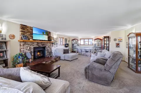 Living - 906 16th Ave W, Williston, ND 58801 photo 3 of 5