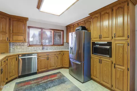 Kitchen - 906 16th Ave W, Williston, ND 58801 photo 4 of 5