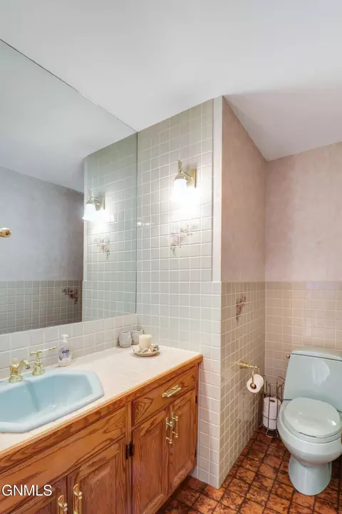 Bath - 906 16th Ave W, Williston, ND 58801 photo 2 of 6