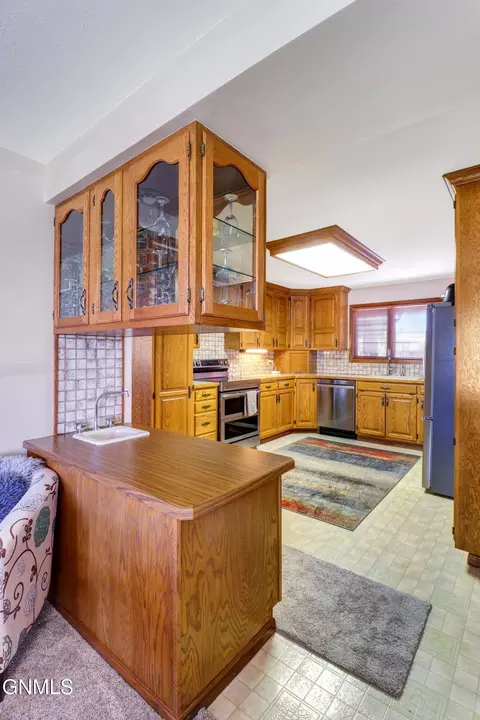 Kitchen - 906 16th Ave W, Williston, ND 58801 photo 1 of 5