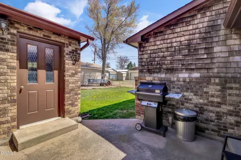 Exterior - 906 16th Ave W, Williston, ND 58801 photo 9 of 9