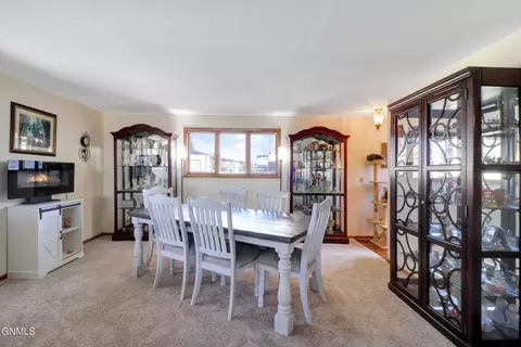 Dining - 906 16th Ave W, Williston, ND 58801 photo 1 of 2