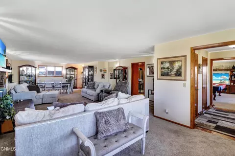 Living - 906 16th Ave W, Williston, ND 58801 photo 2 of 5