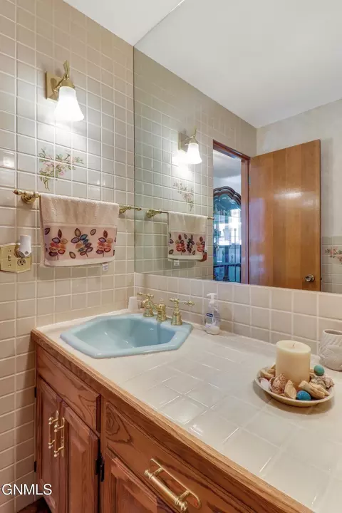 Bath - 906 16th Ave W, Williston, ND 58801 photo 1 of 6