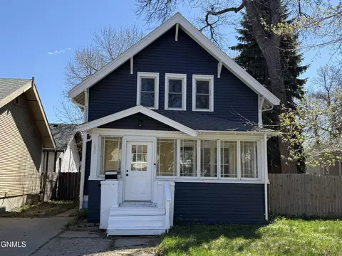 105 7th St SE, Minot, ND 58701