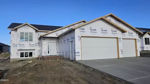 3818 Platinum St, Bismarck, ND 58503