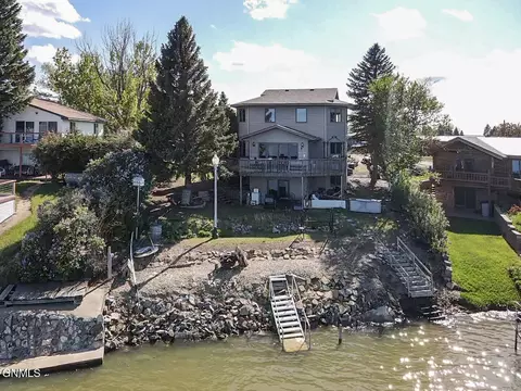 32 Littlehales Ct, Dickinson, ND 58601