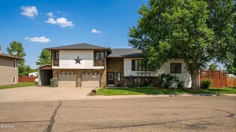 818 Mannhaven St, Hazen, ND 58545