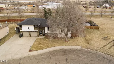 818 Mannhaven St, Hazen, ND 58545