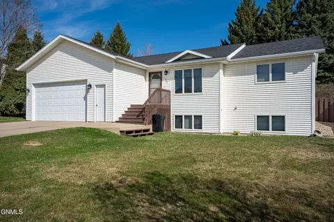 1408 19th St SE, Mandan, ND 58554