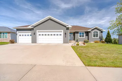 4825 Boulder Ridge Rd, Bismarck, ND 58503