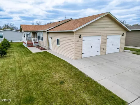 1613 Deerfield Rd SE, Mandan, ND 58554