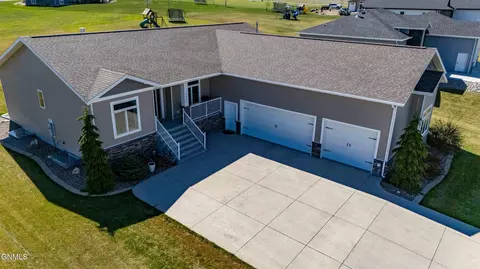 7623 Hawktree Dr, Bismarck, ND 58503
