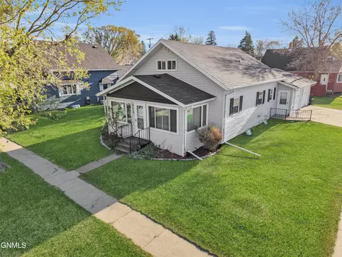 212 2nd St N, Wilton, ND 58579