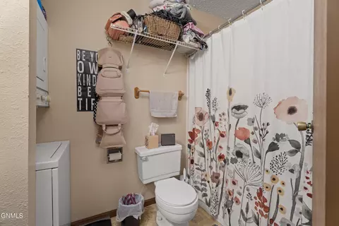 Bath - 2986 Warwick Loop, Bismarck, ND 58504 photo 1 of 3