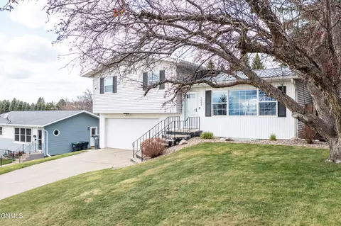 Exterior - 1002 3rd St NW, Mandan, ND 58554 photo 3 of 10