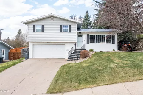 1002 3rd St NW, Mandan, ND 58554