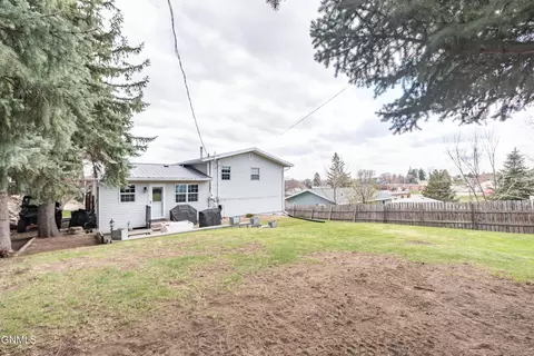 Exterior - 1002 3rd St NW, Mandan, ND 58554 photo 10 of 10