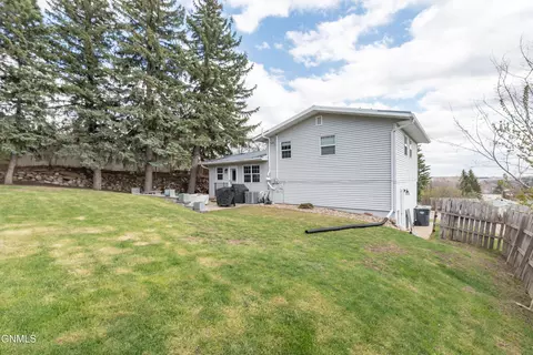 Exterior - 1002 3rd St NW, Mandan, ND 58554 photo 8 of 10
