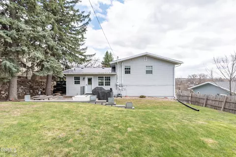 Exterior - 1002 3rd St NW, Mandan, ND 58554 photo 9 of 10