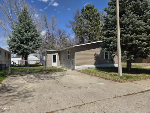 1119 University Dr, Bismarck, ND 58504