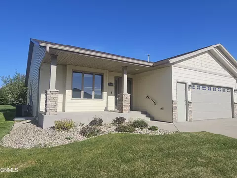 3100 Chisholm Trl, Bismarck, ND 58503
