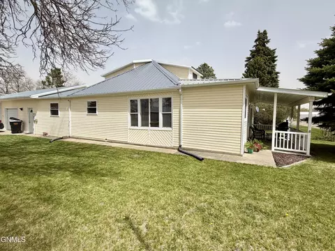 224 1st St W, Center, ND 58530