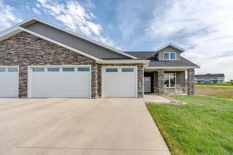8029 Hawktree Dr, Bismarck, ND 58503