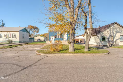 716 21st St, Bismarck, ND 58501