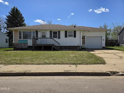 1409 2nd St S, Dickinson, ND 58601