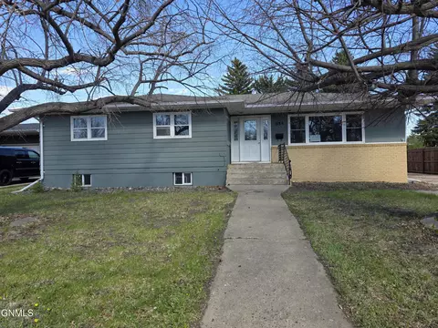 634 9th Ave W, Dickinson, ND 58601