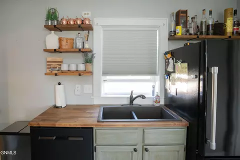 Kitchen - 623 8th Ave SE, Jamestown, ND 58401 photo 3 of 4