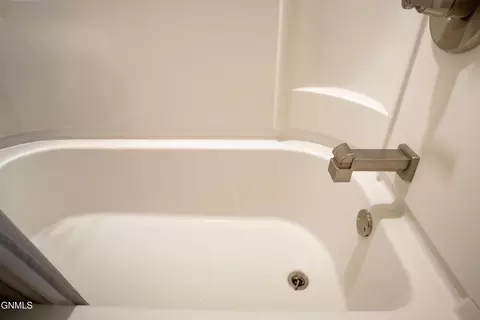 Bath - 623 8th Ave SE, Jamestown, ND 58401 photo 3 of 3