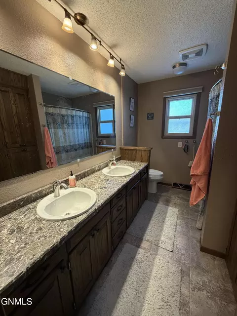 Bath - 317 Denver Ave, Bismarck, ND 58504 photo 2 of 3