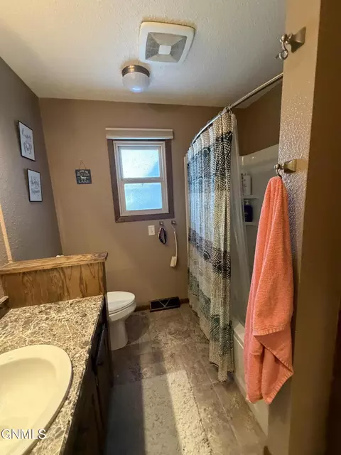 Bath - 317 Denver Ave, Bismarck, ND 58504 photo 1 of 3
