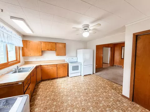 Kitchen - 4105 4th Ave E, Williston, ND 58801 photo 1 of 2