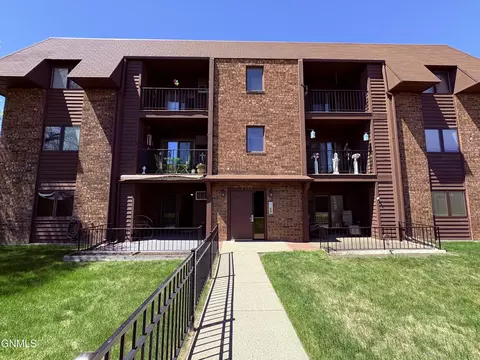 2033 Washington St N, Bismarck, ND 58501