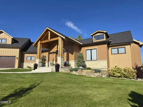 6818 Fairview Dr, Williston, ND 58801