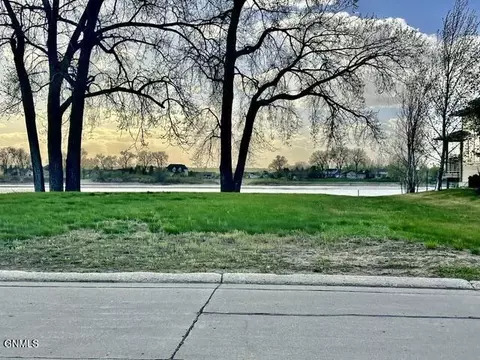 1304 1306 Bayview Ct, Bismarck, ND 58504