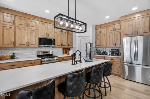 Kitchen - 6810 Darby Ln, Williston, ND 58801 photo 3 of 5