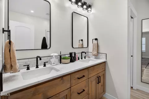 Bath - 6810 Darby Ln, Williston, ND 58801 photo 1 of 8